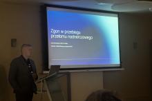 dr Marcin Fudalej prezentujący "ZGON W PRZEBIEGU PRZEŁOMU NADNERCZOWEGO".